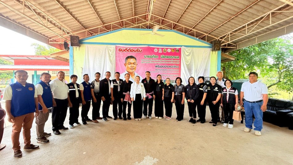 นางสาวพัฒน์นรี กุลรัตนาพันธ์ นายกองค์การบริหารส่วนตำบลพะเนา และคณะร่วมให้การต้อนรับนายอภิชา เลิศพชรกมล คณะทำงานรัฐมนตรีว่าการกระทรวงการพัฒนาสังคมและความมั่นคงของมนุษย์ ประธานในพิธีมอบบ้านพอเพียง...