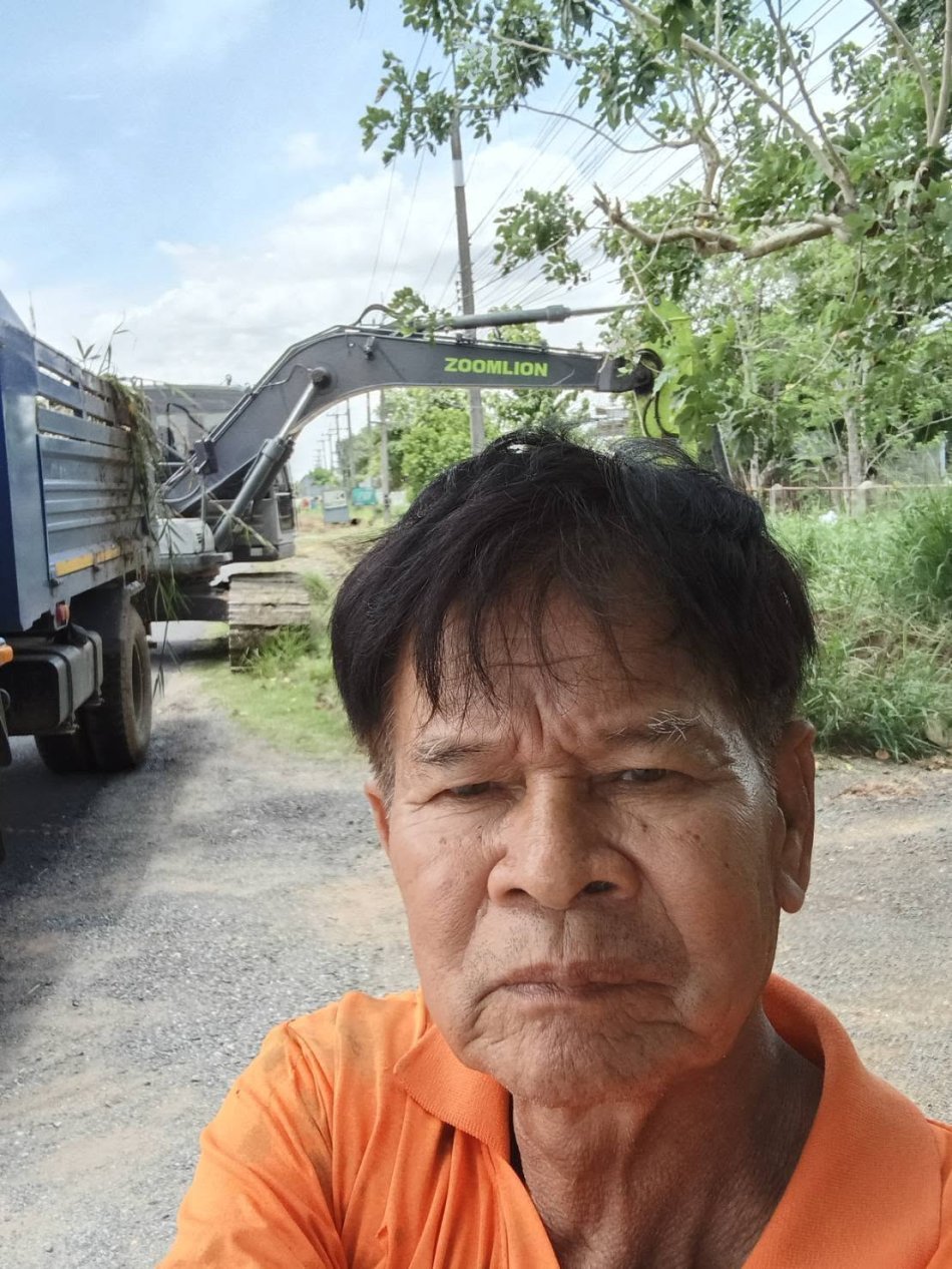 ขุดลอกร่องระบายน้ำริมถนนทางหลวงหมายเลข 226