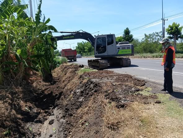 ขุดลอกและกำจัดวัชพืช ริมถนนทางหลวง หมายเลข 226